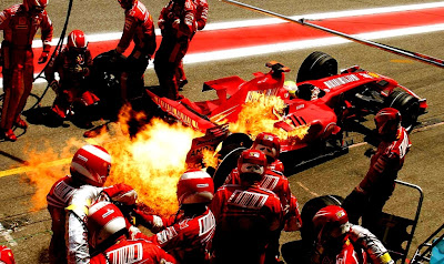 Фелипе Масса уезжает с огоньком от механиков Ferrari после пит-стопа на Гран-при Испании 2007