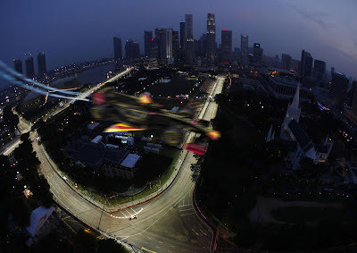фотошоп Lotus Renault пролетает над трассой Сингапура