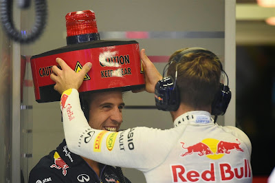 Себастьян Феттель устанавливает лампочку на голову механика Red Bull на Гран-при Сингапура 2014