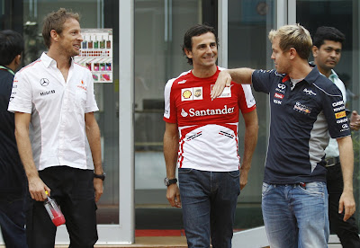Дженсон Баттон, Педро де ла Роса и Себастьян Феттель в паддоке Буддха на Гран-при Индии 2013