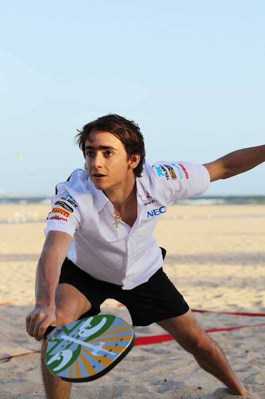 Эстебан Гутьеррес играет в пляжный теннис перед Гран-при Австралии 2013