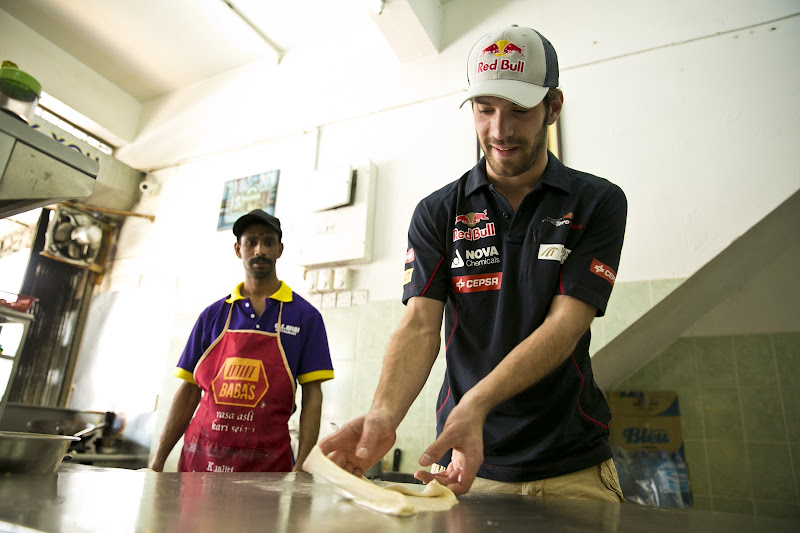 Жан-Эрик Вернь готовит лепешки Роти Канай на Гран-при Малайзии 2013