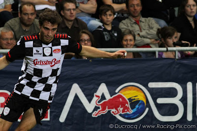 Жером Д'Амброзио в действии на футбольном матче в Спа на Гран-при Бельгии 2011