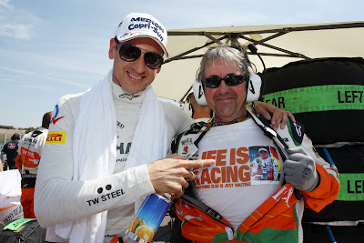 Адриан Сутиль и Нил Дики в футболке Life Is Racing на страртовой решетке Гран-при Венгрии 2013