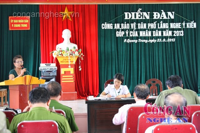 Công an phường Quang Trung lắng nghe ý kiến của nhân dân