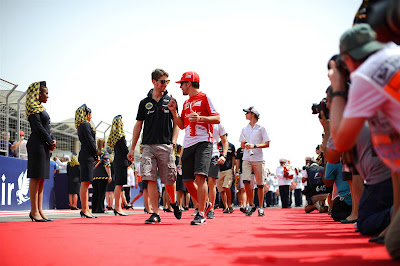 Ромэн Грожан и Фернандо Алонсо на параде пилотов Гран-при Бахрейна 2013