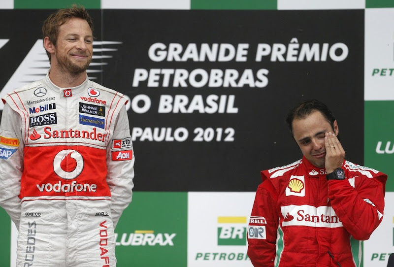 Дженсон Баттон и фэйспалмящий Фелипе Масса на подиуме Интерлагоса на Гран-при Бразилии 2012