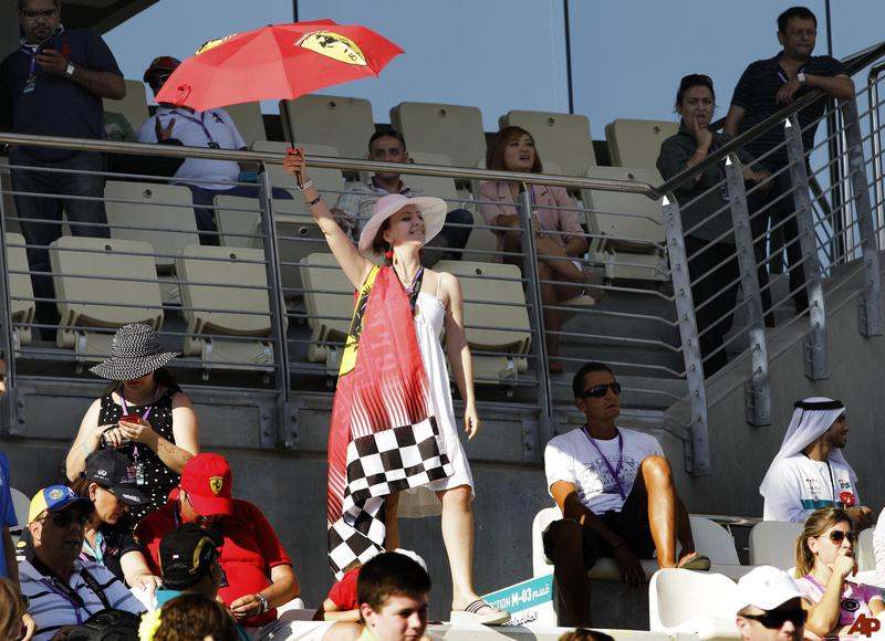 болельщица Ferrari с зонтиком на трибунах Яс Марины на Гран-при Абу-Даби 2011