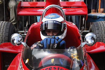 Кристиан Хорнер готовится к поездке за рулем March 711 на фестивале скорости в Гудвуде 2011