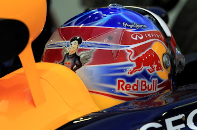 Марк Уэббер со специальным дизайном шлема на Гран-при Сингапура 2012