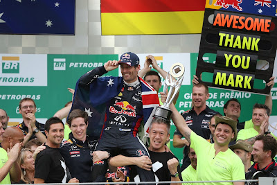 механика Red Bull держат Марка Уэббера на руках на подиуме Интерлагоса на Гран-при Бразилии 2013