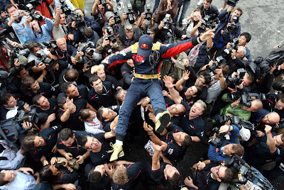 Себастьян Феттель на руках своих механиков после победы в Монце на Гран-при Италии 2008