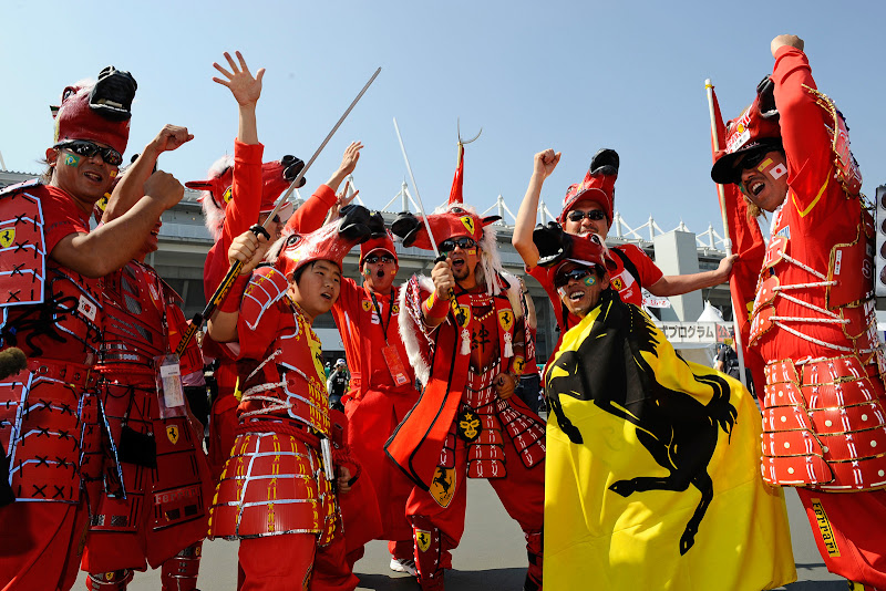 болельщики Ferrari в боевых костюмах красной команды на Гран-при Японии 2011