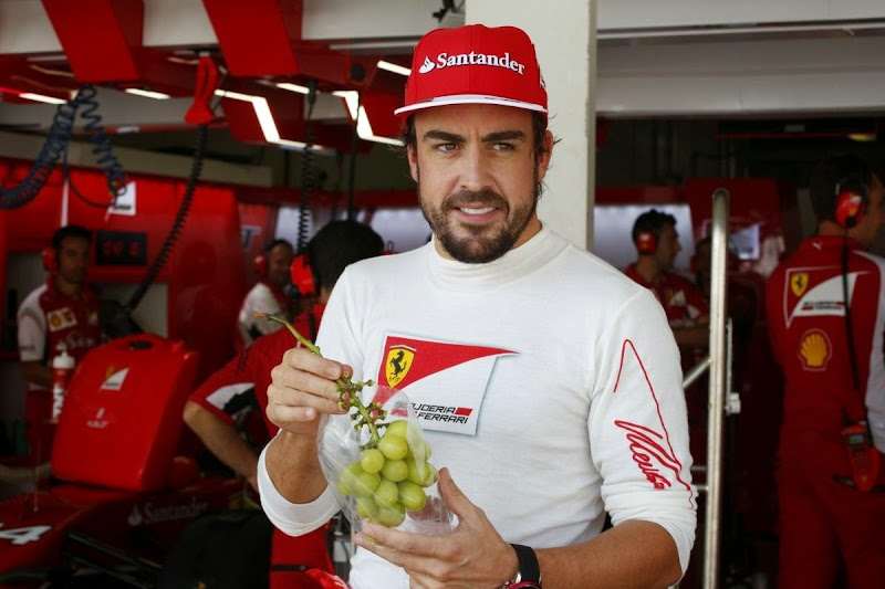 Фернандо Алонсо раздает виноград в гараже Ferrari на Гран-при Японии 2014