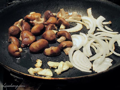 Cách làm gà kho nấm và hành tây