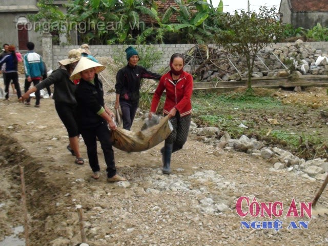 Bà con giáo dân Giáo xứ Thuận Giang làm đường theo chuẩn nông thôn mới