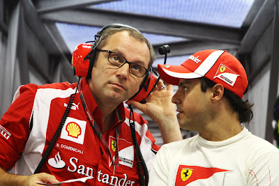 Фелипе Масса говорит что-то Стефано Доменикали в боксах Ferrari на Гран-при Сингапура 2011