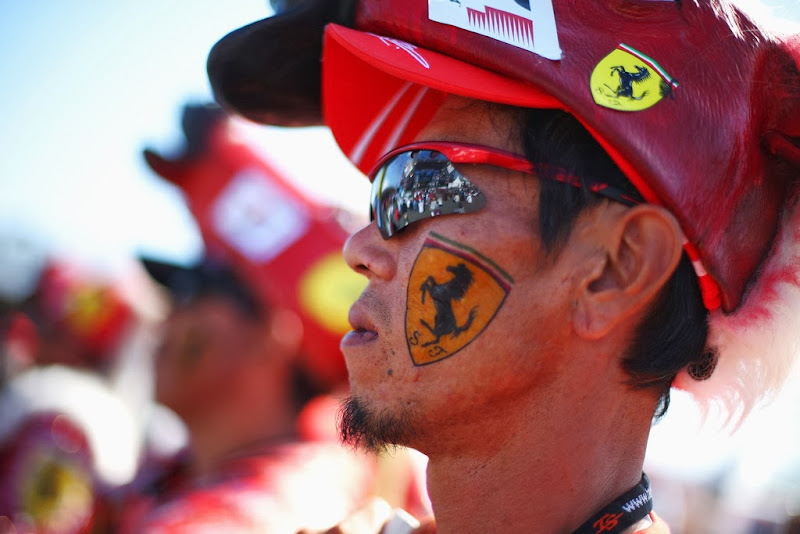 болельщик Ferrari в костюме с лошадью на голове на Гран-при Японии 2013