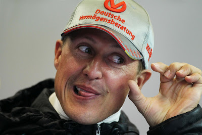 Михаэль Шумахер изображает что-то на Гран-при Бельгии 2012