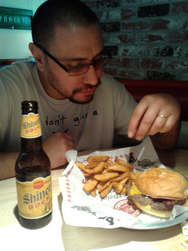 Hamburger Restaurant «Fuddruckers», reviews and photos, 4360 Kingwood Dr, Humble, TX 77339, USA