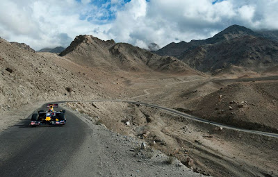 Нил Яни ведет свой Red Bull по горным дорогам Кашмира