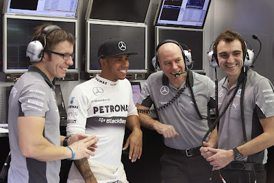 Льюис Хэмилтон и механики Mercedes в хорошем настроении на предсезонных тестах в Бахрейне 28 февраля 2014