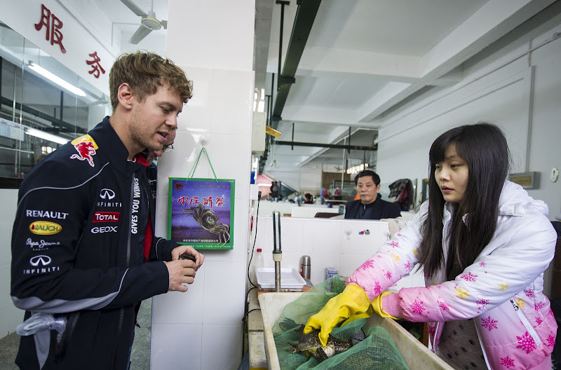 Себастьян Феттель закупается продуктами перед Гран-при Китая 2013