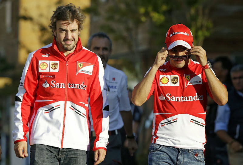 Фелипе Масса и Фернандо Алонсо - группировка шагает по паддоку Гран-при Кореи 2013