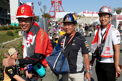 болельщики в оригинальных шлемах-болидах на Гран-при Японии 2013
