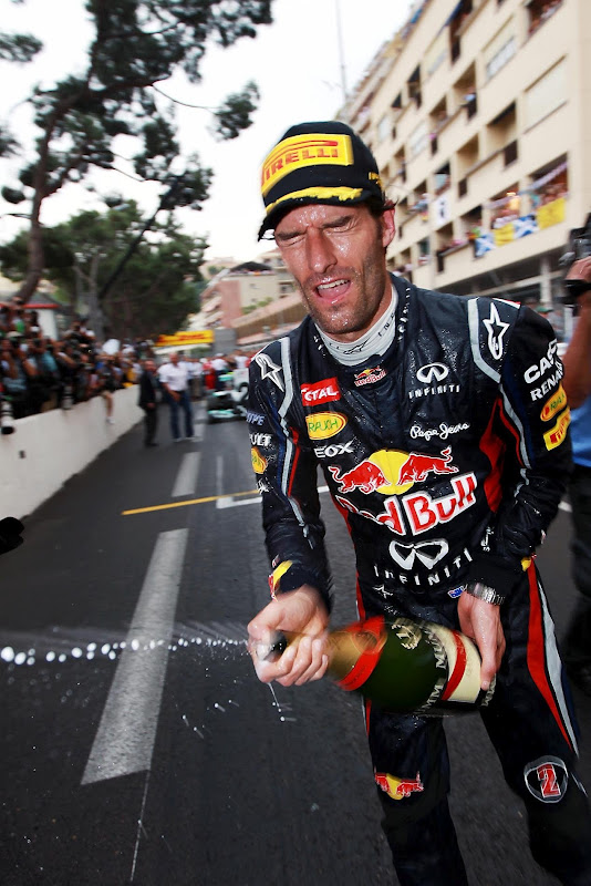 Марк Уэббер разбрызгивает шампанским после победы на Гран-при Монако 2012