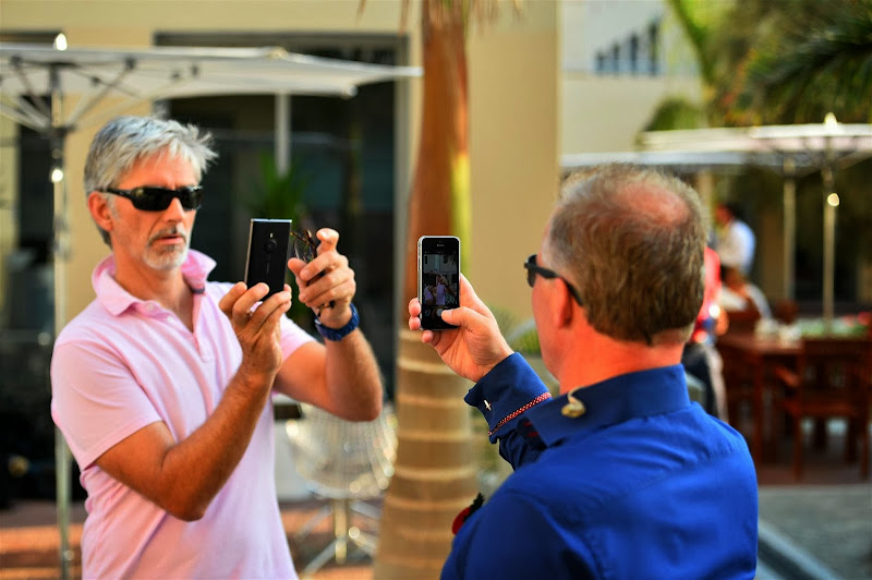 Деймон Хилл и Джонни Херберт фотографируют друг-друга на телефон на Гран-при Абу-Даби 2013