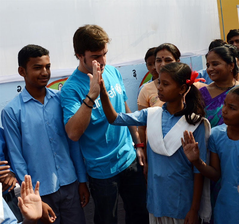Фернандо Алонсо UNICEF Handwashing Day на Гран-при Индии 2012