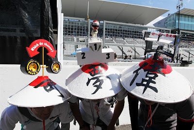 болельщики Sauber в оригинальных шляпах на Гран-при Японии 2012
