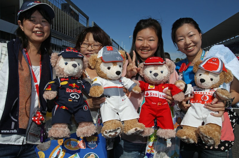 болельщики с плюшевыми медвежатами пилотов на Гран-при Японии 2012