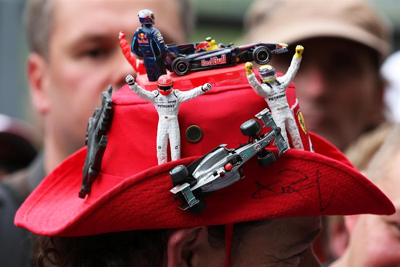 болельщик с шикарной шляпой на Гран-при Бельгии 2012