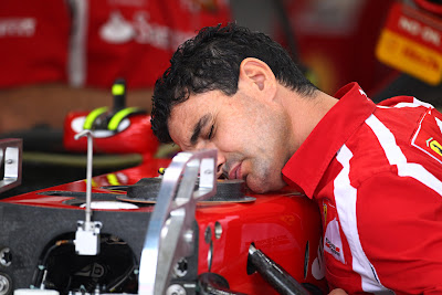 механик Ferrari спит на болиде на Гран-при Италии 2011