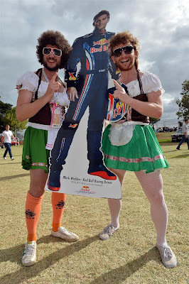 болельщики Марка Уэббера с картонной фигурой пилота на Гран-при Австралии 2013