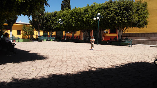 Parroquia de la Santa Cruz, Calle Miguel Hidalgo 51, El Refugio, Chamácuaro, Gto., México, Iglesia católica | GTO