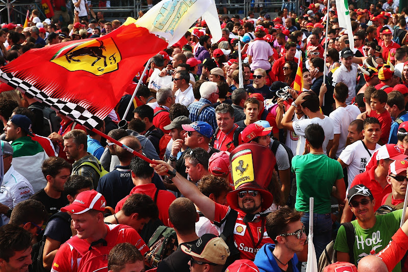 болельщик Ferrari в шляпе и с флагом в Монце на Гран-при Италии 2013
