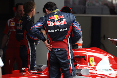 Марк Уэббер разглядывает болид Ferrari после квалификации на Гран-при Индии 2011