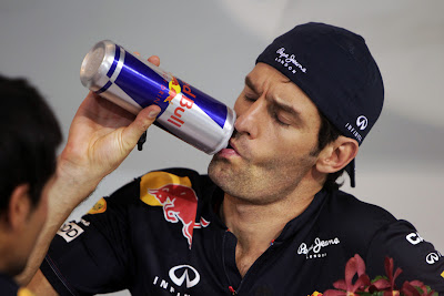 забавный Марк Уэббер пьет Red Bull на Гран-при Сингапура 2011