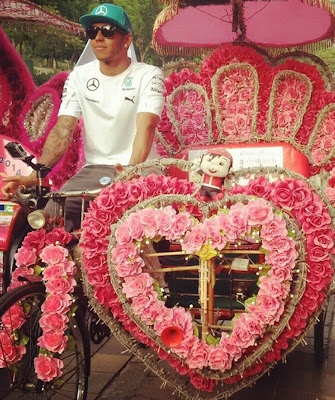 Льюис Хэмилтон на цветочном велосипеде по Куала-Лумпуру перед Гран-при Малайзии 2014
