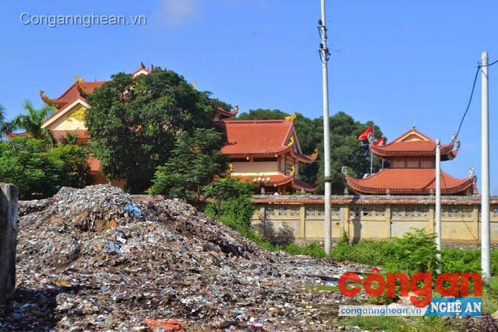 Bãi rác nằm sát Đền thờ liệt sĩ huyện Diễn Châu
