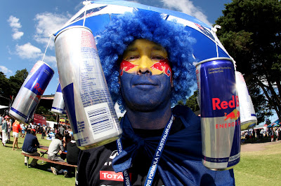 болельщик Red Bull разукрашенный в цвета любимой команды и кепки с банками на Гран-при Австралии 2012