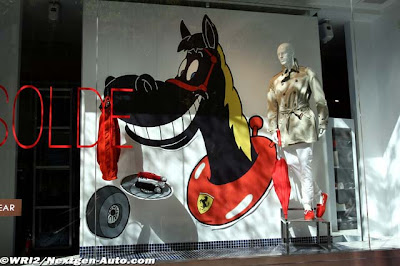 лошадка Ferrari на витрине магазина в Монреале на Гран-при Канады 2012