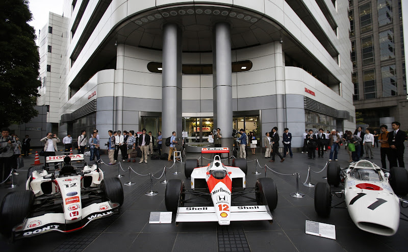 болиды Honda и McLaren перед штаб-квартирой Honda в Токио 16 мая 2013