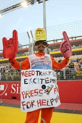 маршал с забавной табличкой и в костюме на Гран-при Сингапура 2011