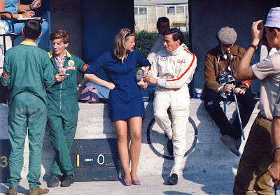 Джим Кларк предлагает мороженое девушке на Гран-при Италии 1967