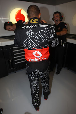 Льюис Хэмилтон в специальном черном комбинезоне Hugo Boss красуется перед механиками на Гран-при Италии 2011 в Монце