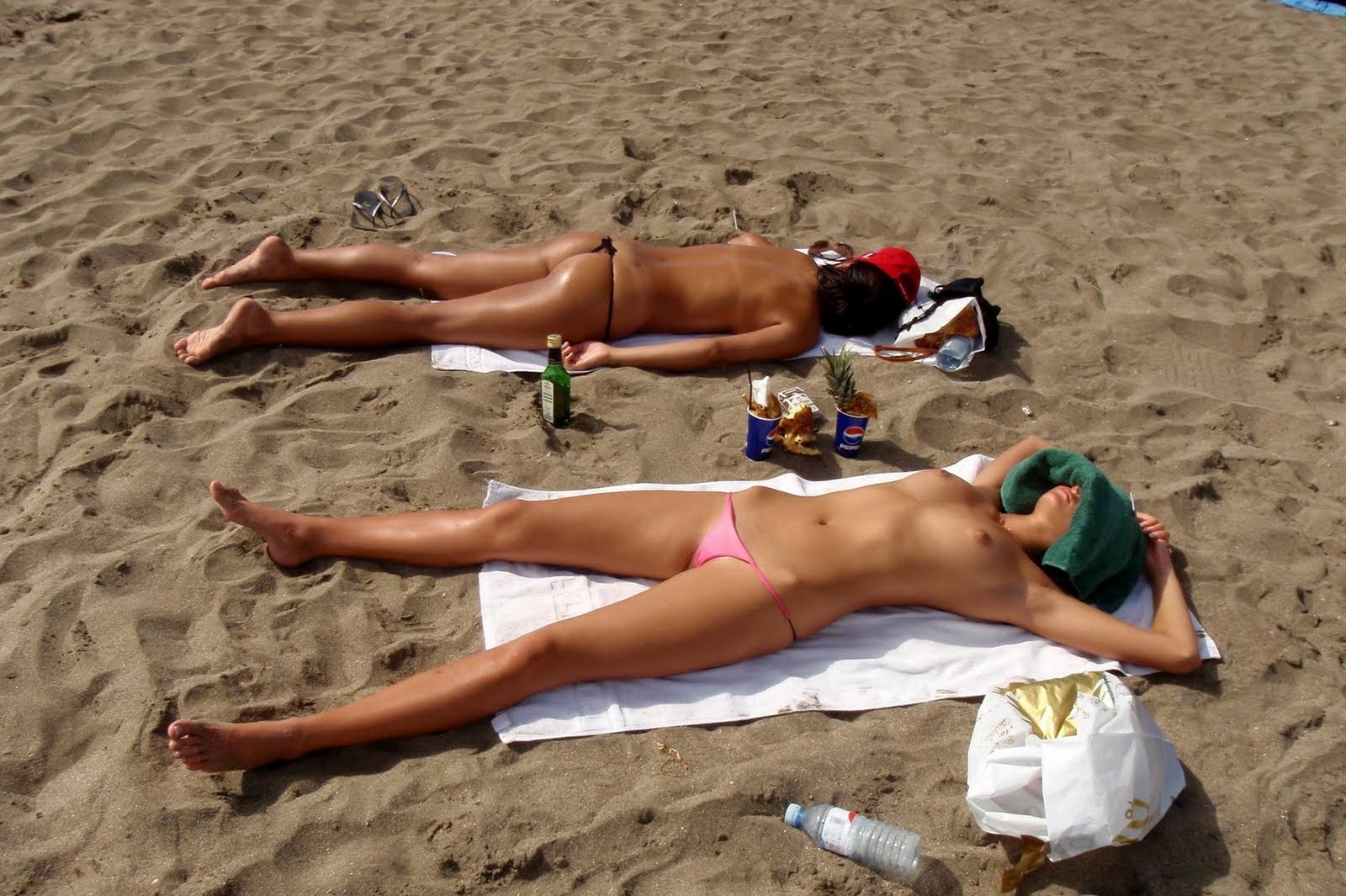 Даша на пляже загорает только топлесс - порно фото